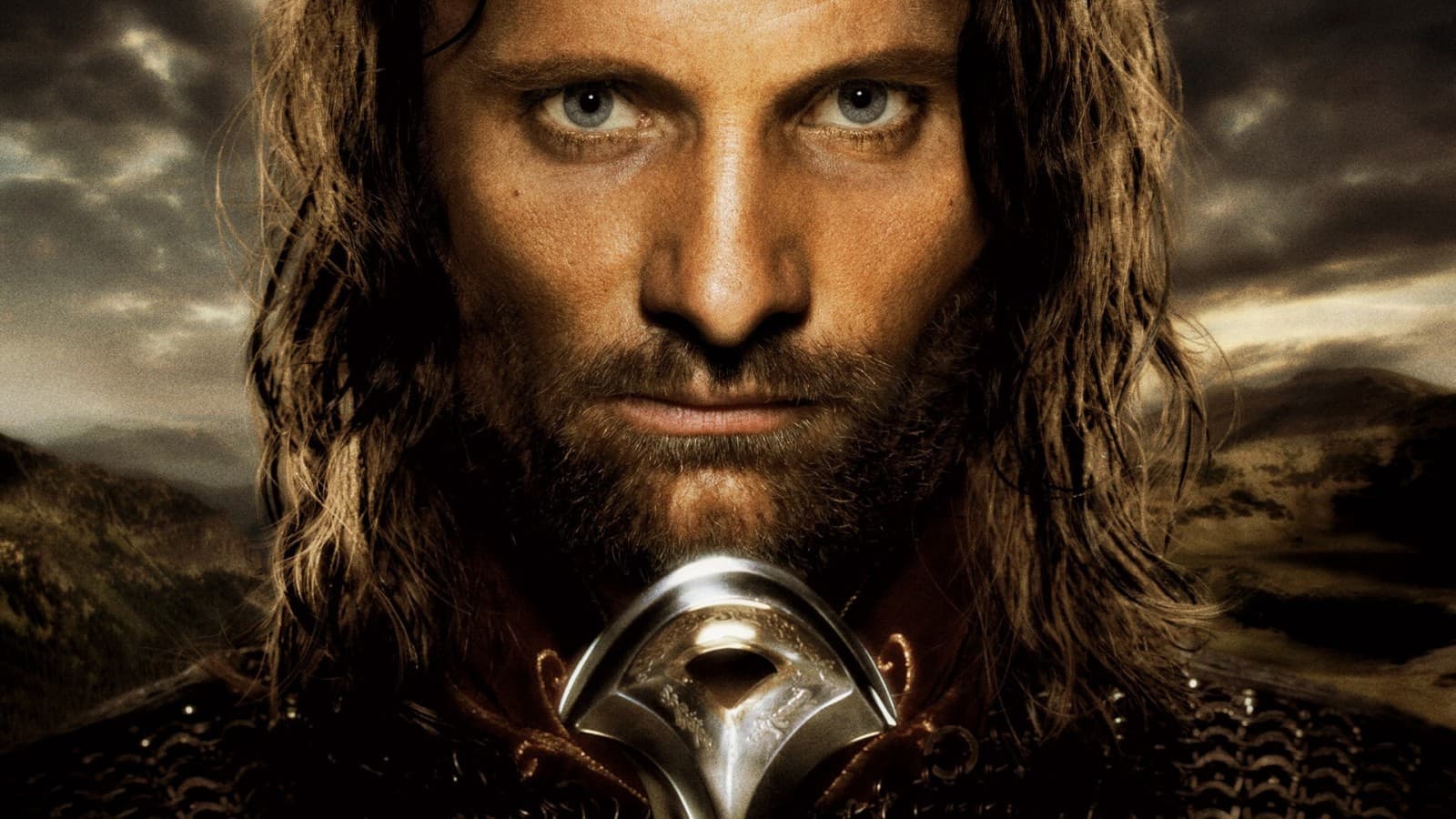 Aragorn II, fils d'Arathorn et de Gilraen, petit-fils d'Arador. Après la chute de Sauron, Aragorn est couronné roi du royaume réunifié d'Arnor et de Gondor sous le nom d'Elessar Telcontar et épouse Arwen, la fille d'Elrond.