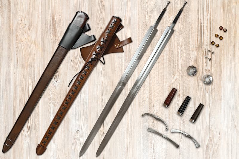 Épée médiévale forgée assemblée selon vos choix de composants : lame, fourreau, garde, poignée, pommeau et sceaux
