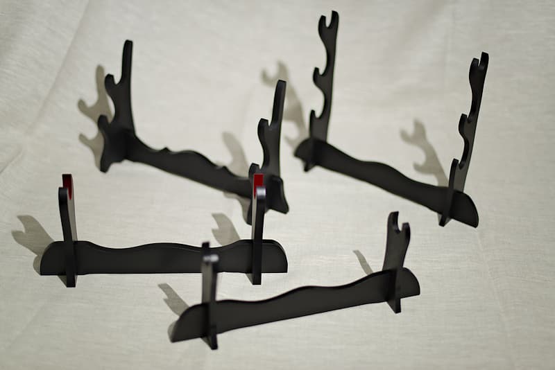Supports en bois composites emboîtés pour la présentation d'un à trois sabres japonais