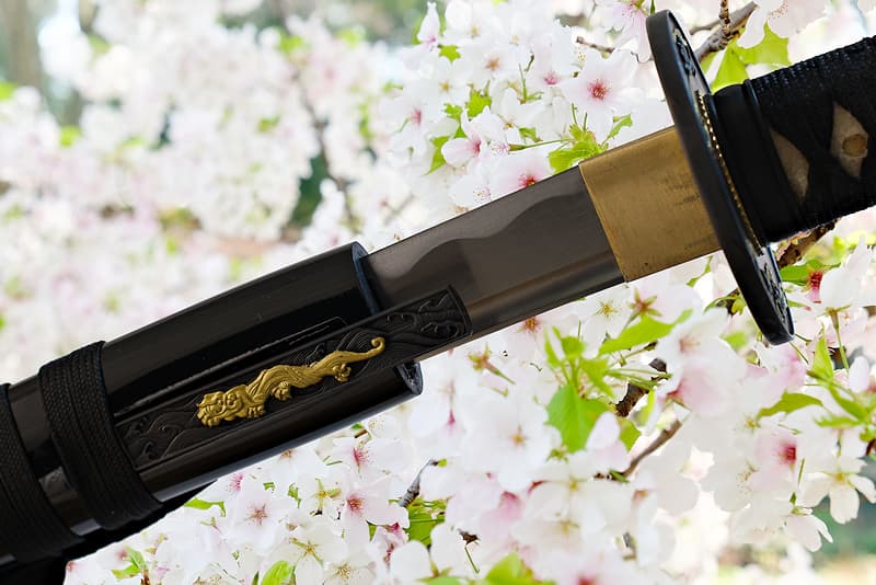 Wakizashi tranchant avec fourreau (saya 鞘) en bois, livré avec une housse de protection en tissu | Comme dit le proverbe : « La plus belle des fleurs est celle de cerisier, le meilleur des hommes est le guerrier » (花は桜木人は武士).