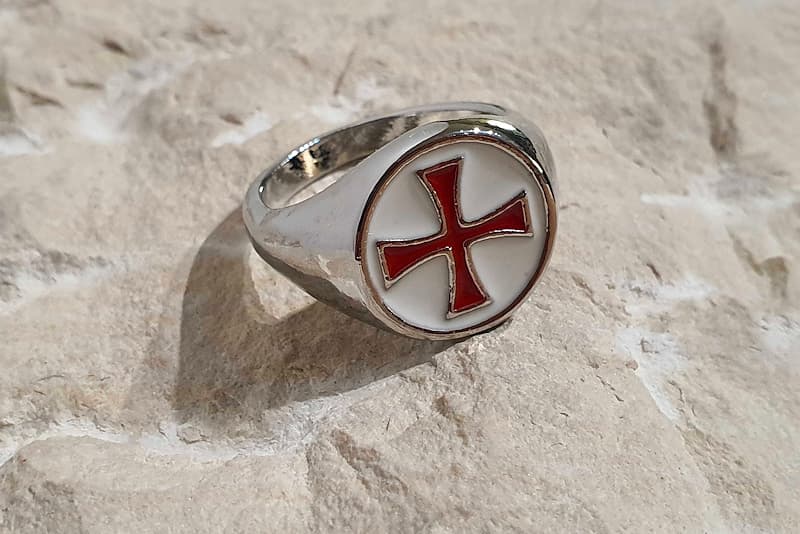 Bague en métal argenté, plateau blanc avec croix pattée rouge des chevaliers templiers