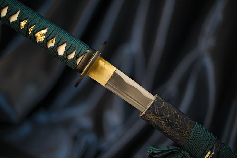 Katana tranchant avec fourreau (saya 鞘) en bois laqué bleu sombre et filaments dorés en relief, tressages (tsuka-Ito 柄糸 et sageo 下緒) vert sombre | La sylve et l’eau sont mes origines. Le samouraï que j’ai servi avait choisi de vivre aux abords du lac Biwa (琵琶湖), le plus grand lac du Japon.