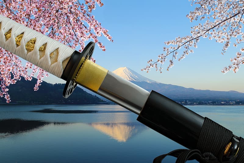 Katana tranchant avec fourreau (saya 鞘) en bois laqué noir, sageo (下緒) noire, tsuka-Ito (柄糸) blanche | Je porte le nom de la force vitale liée à la floraison des arbres, symbole de la vie terrestre délicate et fragile, comme les fleurs de cerisiers. Connue également sous le nom de Sengen-sama, elle est le kami féminin (神, divinité ou un esprit shintoïste) du Mont Fuji (富士山 Fujisan), la plus haute montagne du Japon.