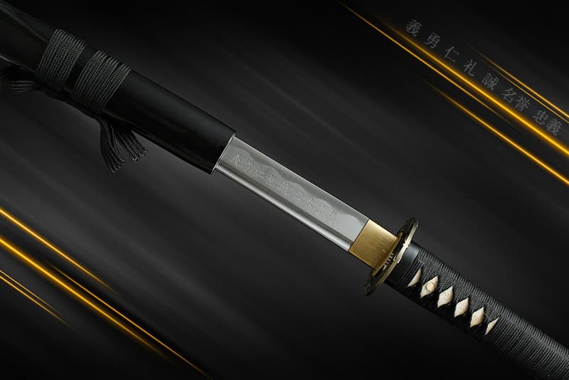 Katana affûté avec fourreau (Saya 鞘), Tsuka-Ito (柄糸) et Sageo (下緒) noirs, lame gravée (kanjis japonais), livré avec une housse de protection en tissu, dans un coffret en bois composite avec un support en bois verni avec protections et un kit d'entretien | J’incarne les valeurs des samouraïs. Les gravures que je porte représentent les sept valeurs fondamentales qu’Inazō Nitobé a attribuées à la Voie du guerrier, le Bushidō (武士道) : la droiture, le courage, la bienveillance, la politesse, la sincérité, l’honneur et la loyauté.