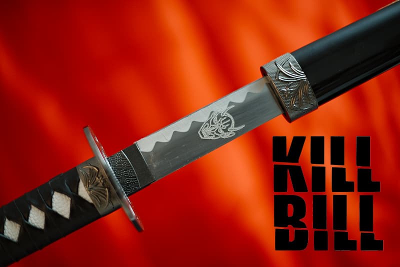 Katana de collection inspiré du film de Quentin Tarantino, « Kill Bill », livré avec un support de présentation | Je l’ai servi sans me soucier de la légitimité de ses actes. J’ai tranché des membres, ôté des vies à de multiples reprises. Forgée par Hattori Hanzō, je fus le prolongement de ses bras, la lame qui concrétisait son ambition sans limites.