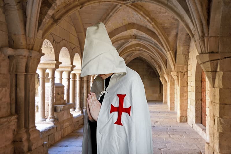 Cape templière | Mon rôle est simple : permettre d’identifier l’Ordre, mais pas le chevalier qui le sert. Je porte une croix pattée rouge brodée sur le cœur, rappelant le martyre et le Sacrifice du Christ. Je n’ai pas traversé les siècles. J’accompagne les chevaliers du XXIᵉ siècle, pour lesquels l’épée est symbolique, mais les actions concrètes.