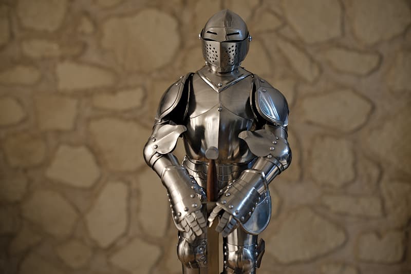 Reproduction (miniature, échelle 1/3) d'une armure médiévale française, avec épée et support (livrée montée)