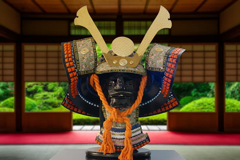 Casque de samouraï (XVIᵉ - XVIIIᵉ siècles), avec support et coffret en bois verni | Je n’ai servi qu’un seul maître, un samouraï connu pour sa bravoure sur le champ de bataille mais également sa mansuétude en temps de paix.