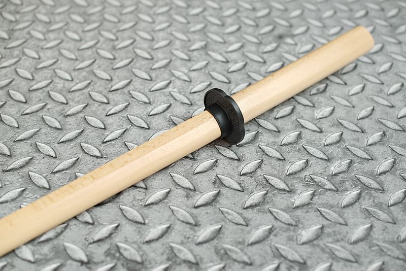 Bokken (木剣 katana d’entraînement en bois, bokutō (木刀) au Japon), avec tsuba maintenu par un anneau élastique