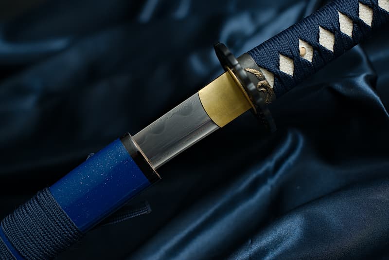 Katana tranchant, acier feuilleté (forge damassée), véritable Hamon (刃文 ligne de trempe), forge, polissage et aiguisage à la main, saya bleu et pointes dorées