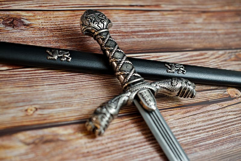 Épée médiévale de collection, éléments en métal avec motifs associés au roi d’Angleterre (pommeau, poignée, garde et fourreau)