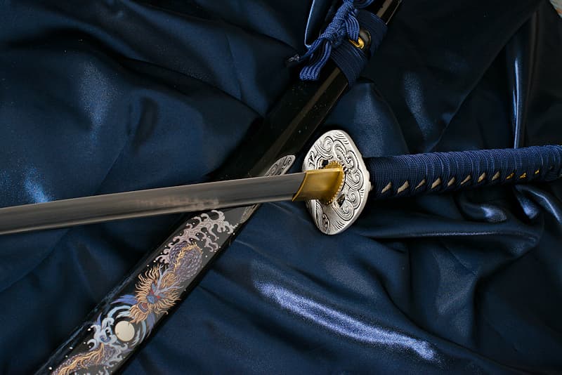 Katana aiguisé « Ryūjin » (龍神), Dieu de l’océan, sérigraphie Dragon sur le saya