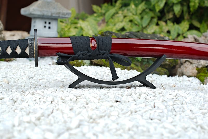 Support de présentation de sabre japonais (un katana, wakizashi ou tantō) imprimé en 3D | Ma vocation est de sublimer l’arme que je porte. Ma conception discrète représente le soleil et la lune, deux astres complémentaires au Japon comme en Occident. Dans les croyances shintoïstes, Amaterasu est la déesse du Soleil (天 ama et 照 terasu, la plus haute divinité de la mythologie japonaise). Dieu de la lune et de la nuit, Tsukuyomi (月読) est son petit frère.