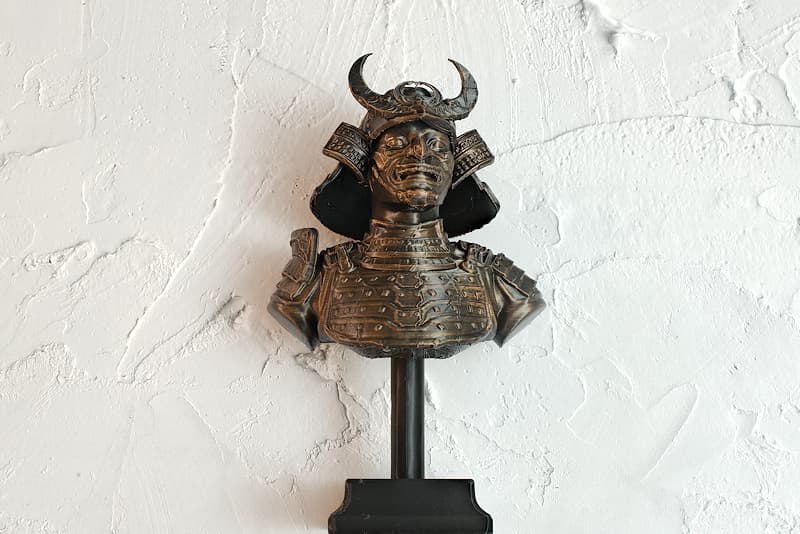 Statuette de collection imprimée en 3D, aspect bronze vieilli | De mon vivant, je n’aurais pas imaginé que mon buste servirait de modèle. Mon armure  caractéristique (鎧 Yoroï), est ainsi reproduite avec de nombreux détails, avec mon Kabuto (兜 casque de samouraï), mon Mempō (面頬 masque de samouraï)