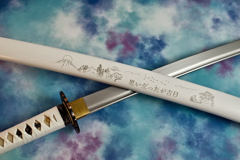 https://www.terressens.com/assets/images/0615-katana-Ketsui-resolution-decision-blanc-gravure-saya-fourreau-motif-japonais-citation-800x534.jpg