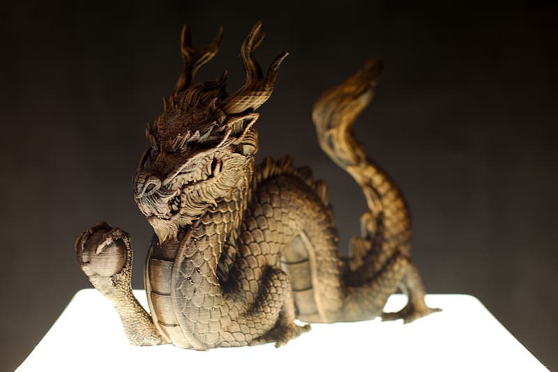 Objet de collection imprimé en 3D, finition à la main, aspect bronze vieilli | Je suis un Tianlong, ou Tien-Long, dragon céleste ou encore dragon du ciel. Je suis un gardien et je représente la sagesse, la force et le bonheur. Je suis l'incarnation de l'essence supérieure de toute chose.