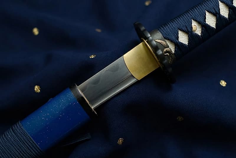 Wakizashi tranchant, acier feuilleté (forge damassée), véritable Hamon (刃文 ligne de trempe), forge, polissage et aiguisage à la main, saya bleu et pointes dorées
