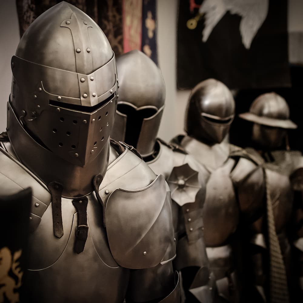 Collection de Casques, heaumes et pièces d'armure médiévale