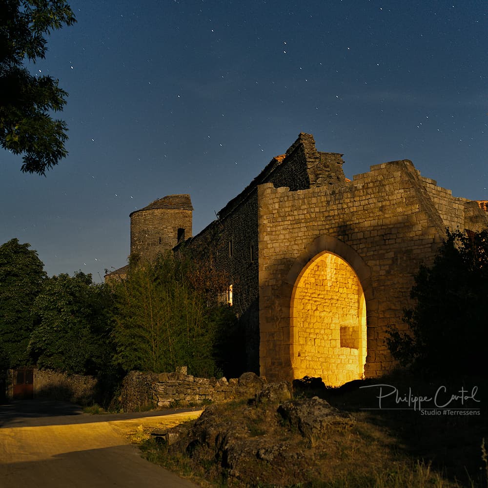 Commanderie de La Couvertoirade, dans l'Aveyron, en vue nocturne (pose longue) ; photo : Philippe Contal, juillet 2022