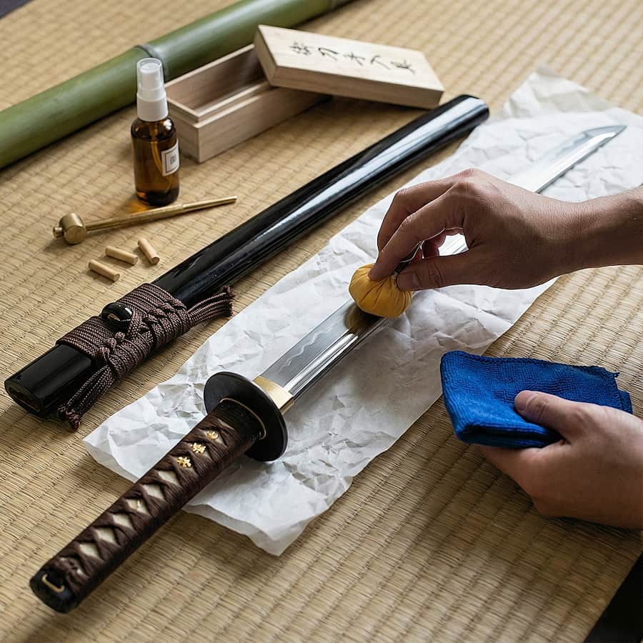 Katana, 3 gestes qui préservent la lame. Les illustrations de cette rubrique sont créées à l’aide de l’intelligence artificielle, sous la direction de notre équipe éditoriale. Cette technologie nous permet de donner vie à des scènes historiques ou légendaires, dans le respect de notre passion pour l’authenticité et l’imaginaire. #Terressens, là où les récits prennent forme