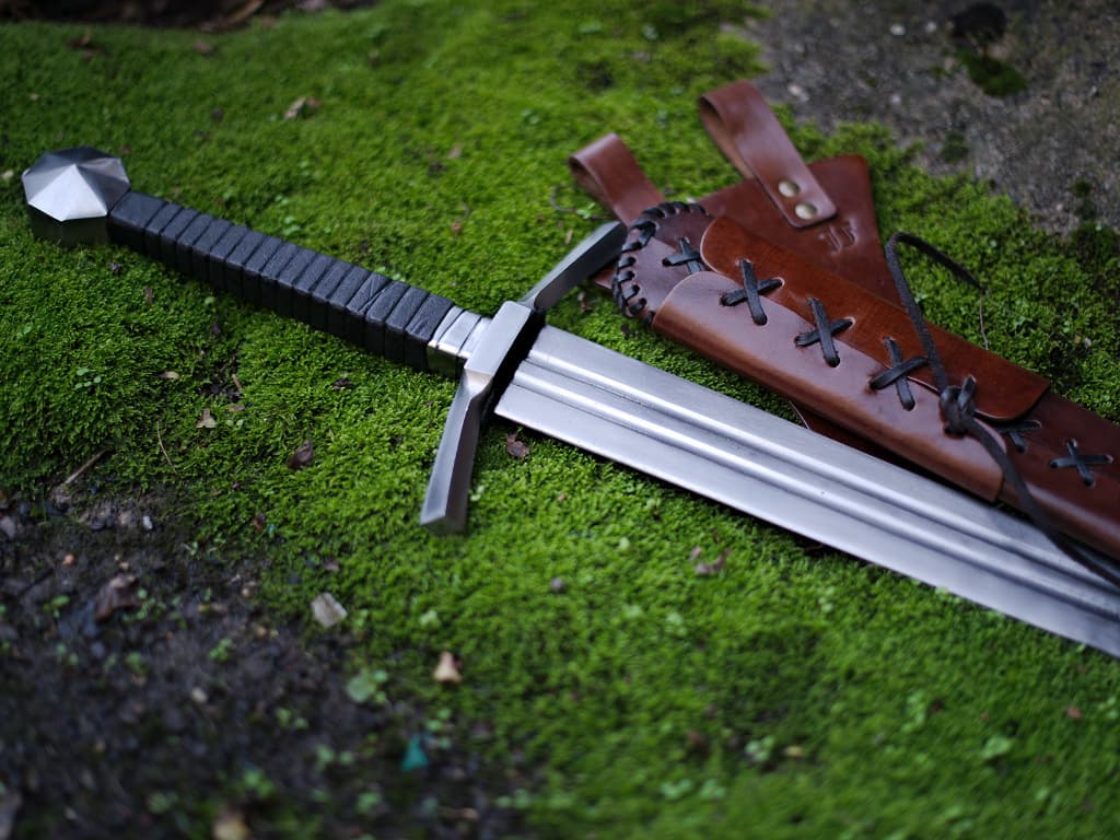 Épée médiévale forgée avec fourreau en cuir brun lacé