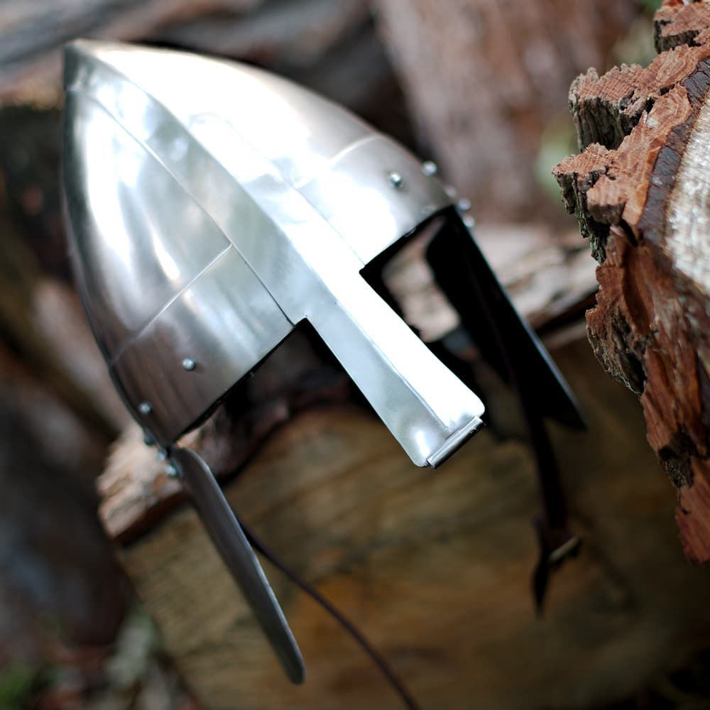 Casque médiéval avec garde joues (VII / VIIIᵉ siècles)