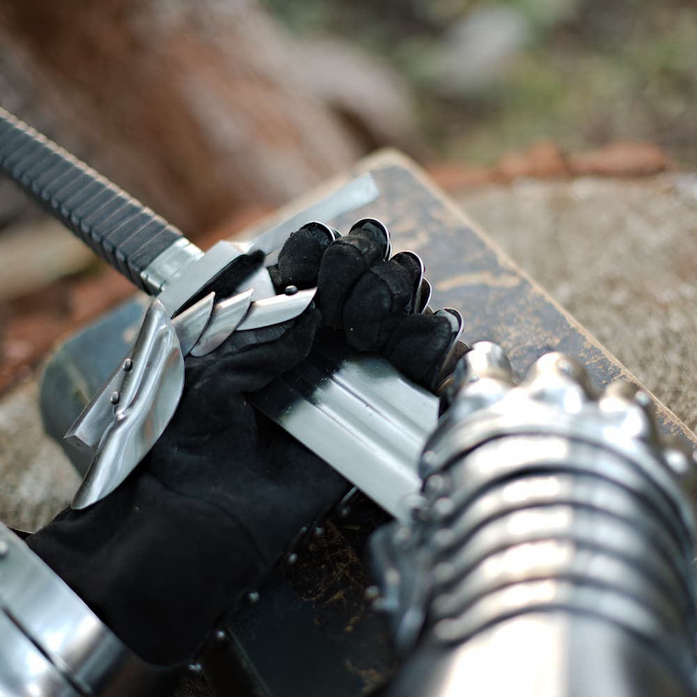 Épée « Fidelis » : épée médiévale de frapaPaire de gantelets articulés en acier avec écailles cousues sur du cuir noir très souplepe, pommeau facetté croix, fourreau lacé