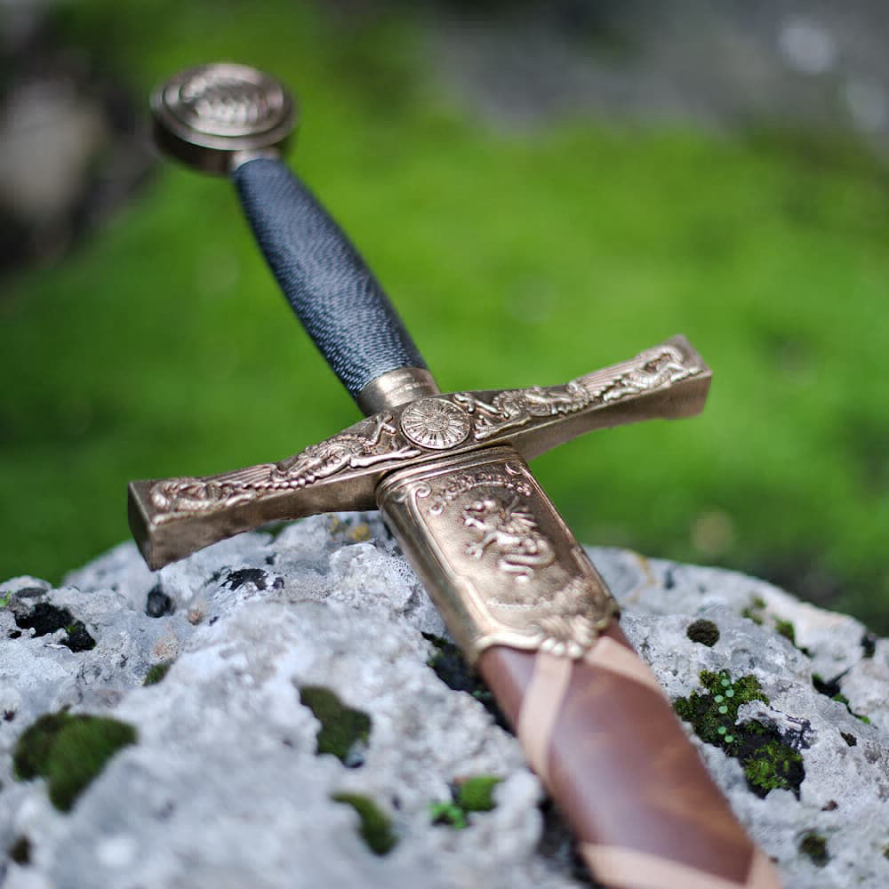 Je demande.... et j'obtiens ! - Page 6 0442-excalibur-epee-roi-arthur-legende-arthurienne-bretagne-chevaliers-table-ronde-1000x1000