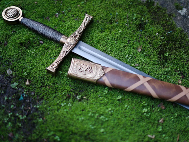 L'épée Excalibur, arme de légende du roi Arthur, posée sur une pierre recouverte de mousse naturelle