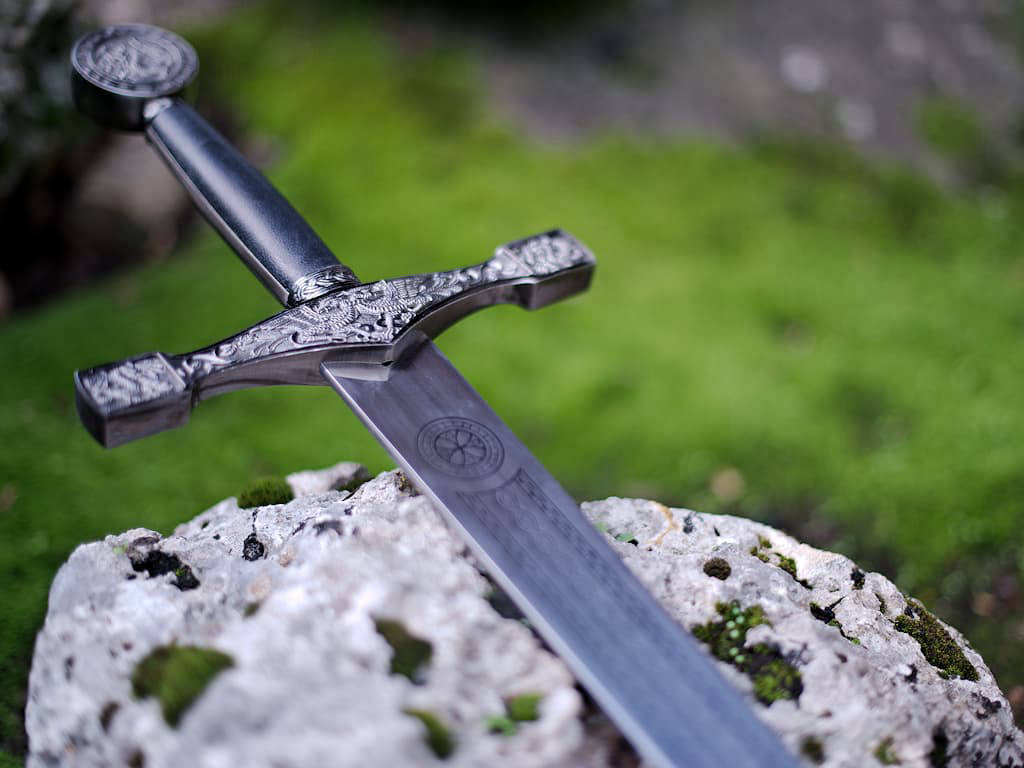 Mise en scène d'Excalibur, l'Épée légendaire d'Arthur, roi de Bretagne, posée sur un rocher