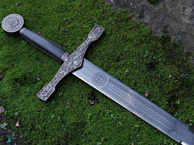 L'épée Excalibur, arme de légende du roi Arthur, posée de la mousse naturelle