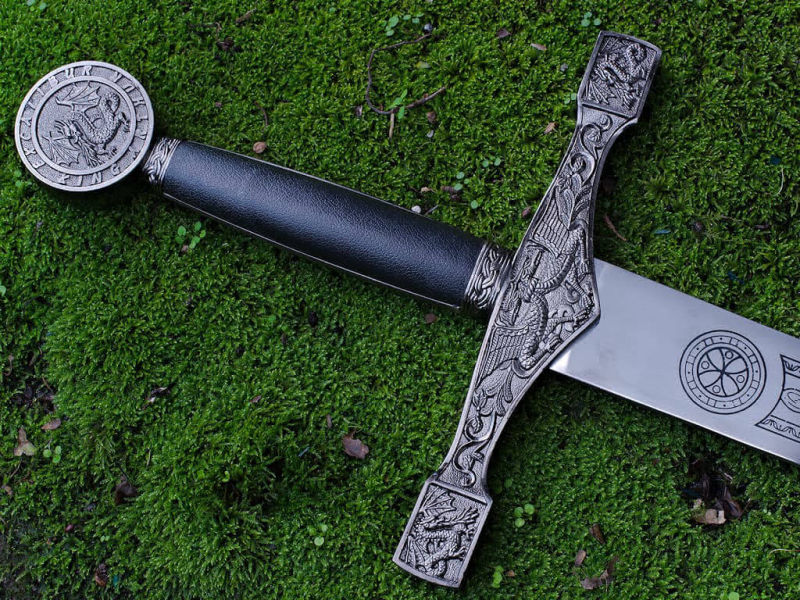 Détails des symboles décorant Excalibur, l'épée légendaire d'Arthur, roi de Bretagne