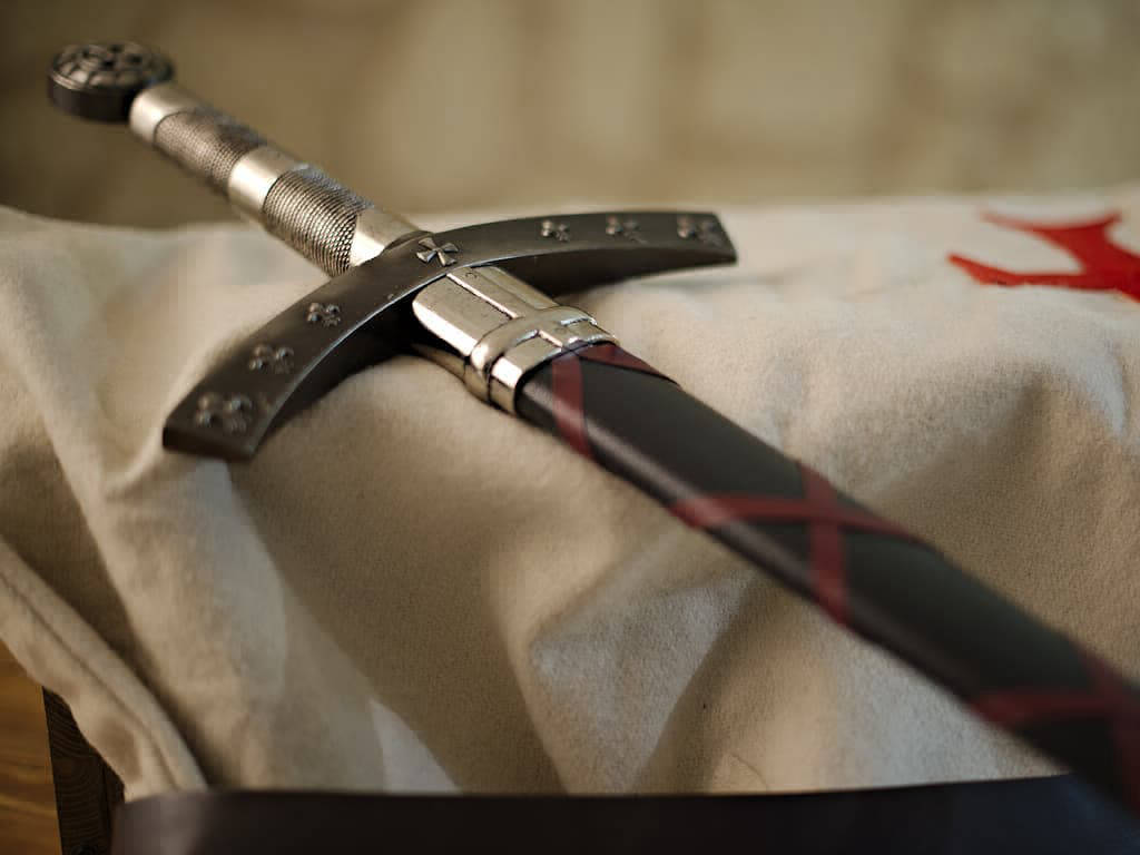L'épée de la Septième Croisade posée sur un tabard blanc de chevalier croisé