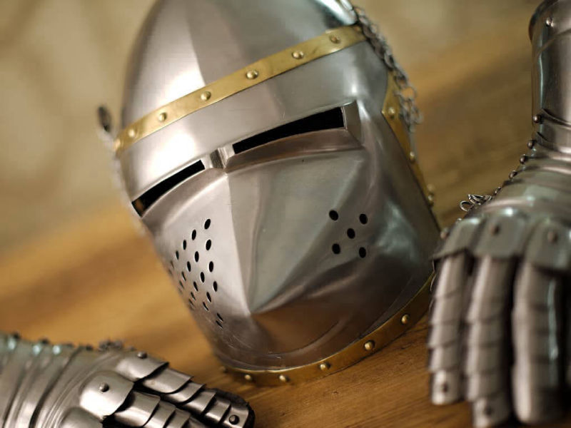 Casque Pigface bassinet et paire de gantelets médiévaux