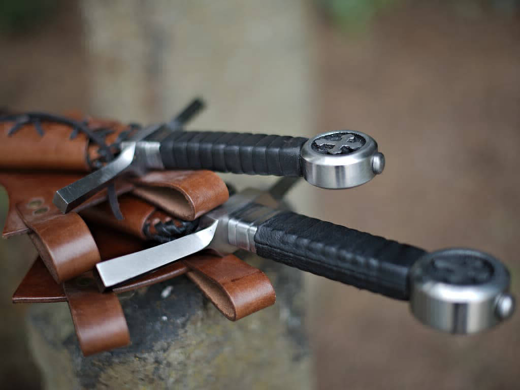 Épée et dague médiévales du chevalier croisé (ensemble de combat, livré avec fourreaux en cuir brun lacé noir)