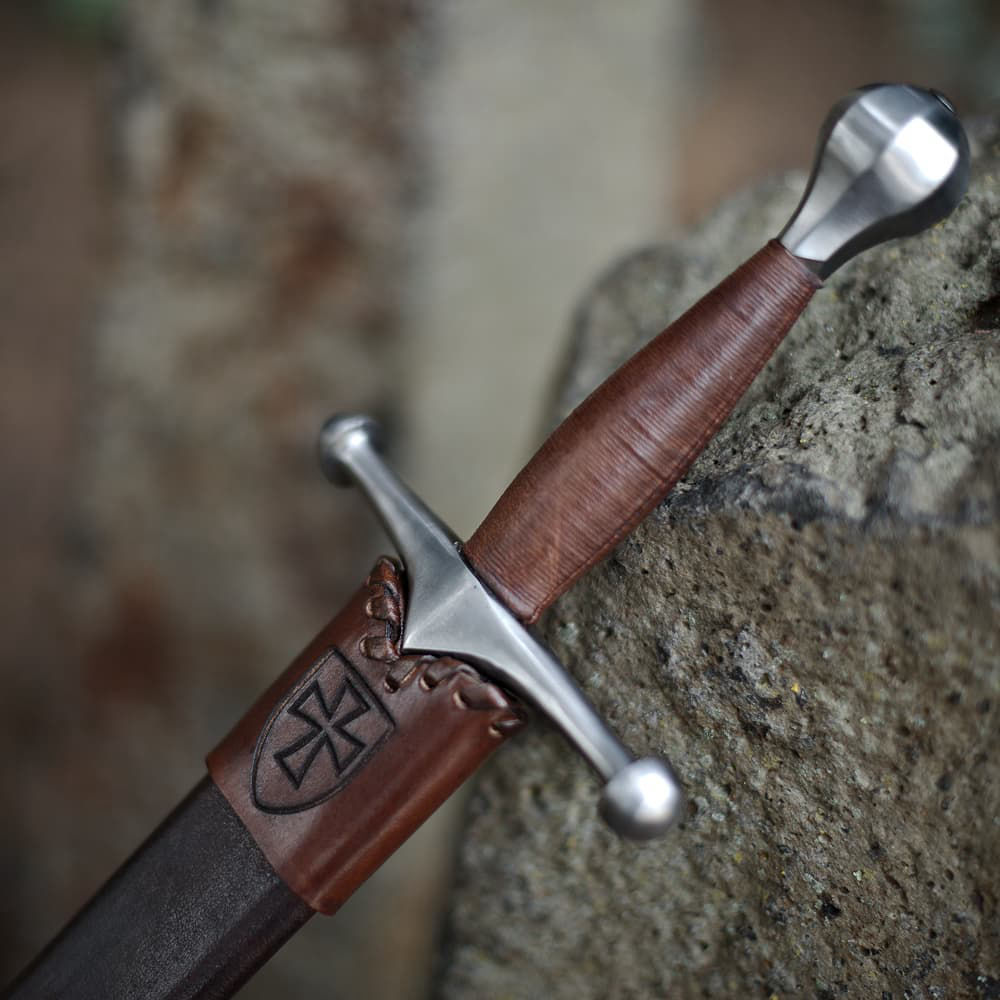 Dague médiévale allemande posée sur une pierre naturelle