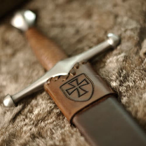 La croix latine pattée, alésée gravée sur le fourreau de la dague allemande teutonique | #Terressens