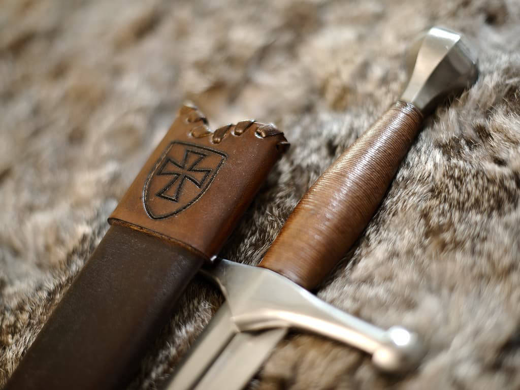 Dague médiévale allemande posée sur une peau naturelle