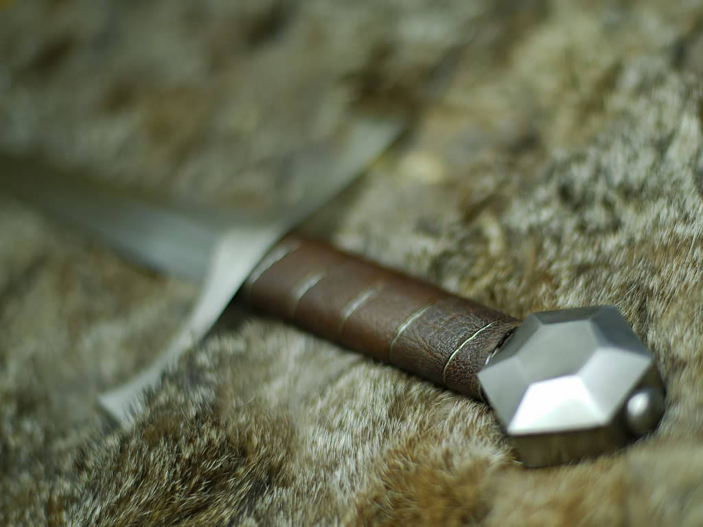 Dague médiévale de combat « Lightbane » posée sur une peau naturelle Dague médiévale de combat « Lightbane » posée sur une peau naturelle