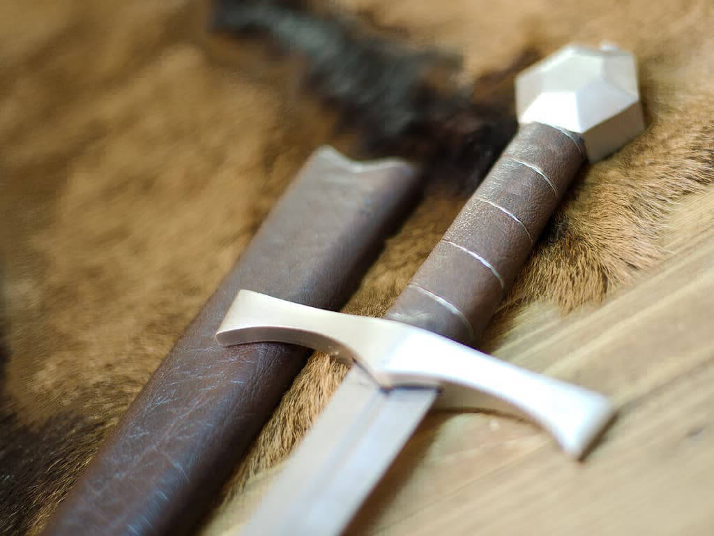 Dague médiévale de combat « Lightbane » posée sur une peau naturelle Dague médiévale de combat « Lightbane » posée sur une peau naturelle