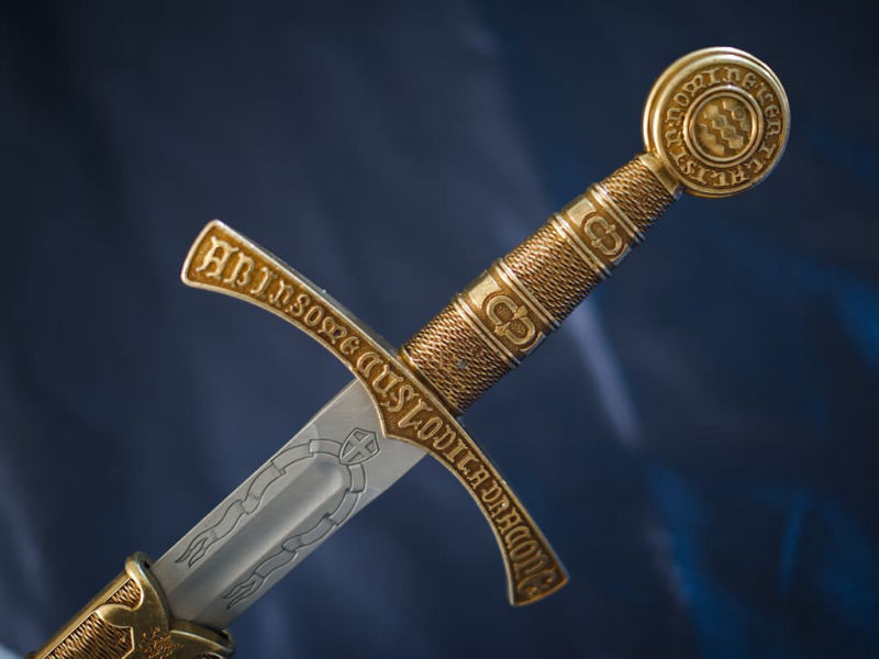 Épée « In Nomine Veritatis », fourreau bleu France et Fleurs de lys #Terressens Épée « In Nomine Veritatis », fourreau bleu France et Fleurs de lys #Terressens