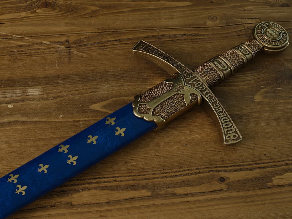 Épée « In Nomine Veritatis », fourreau bleu France et Fleurs de lys #Terressens Épée « In Nomine Veritatis », fourreau bleu France et Fleurs de lys #Terressens