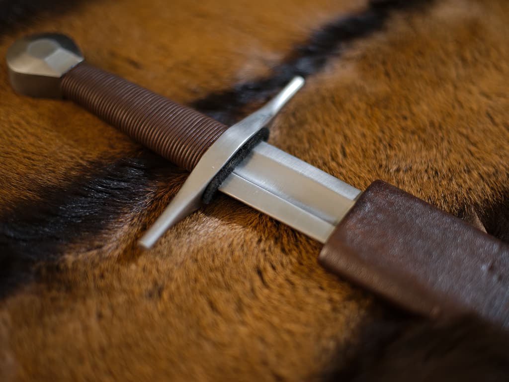 Épée médiévale du chevalier croisé posée sur des pierres verticales naturelles Épée médiévale forgée « Courageuse » ⚔ #Terressens