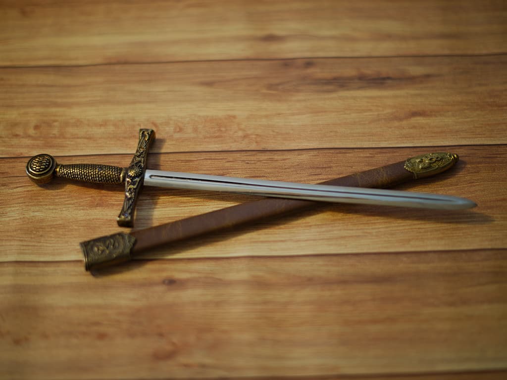 Ouvre-lettre / coupe-papier Excalibur, fourreau brun #Terressens