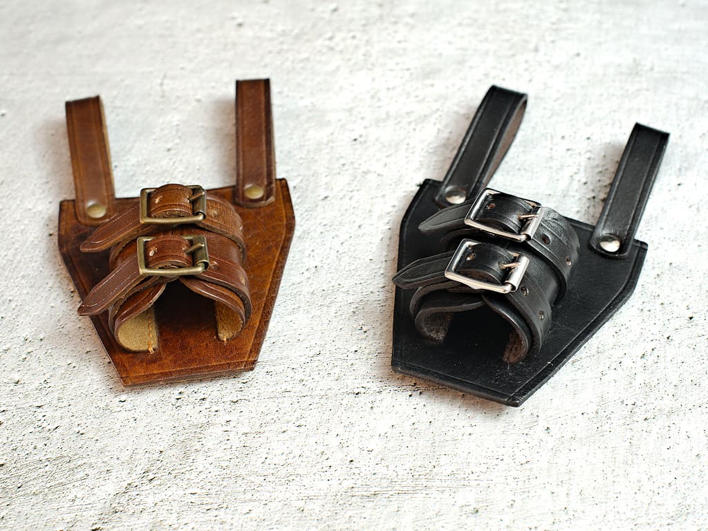 Épée médiévale forgée « Vicit semper » (toujours vainqueur) ⚔ #Terressens Porte-épée / dague médiévale en cuir brun ou noir #Terressens