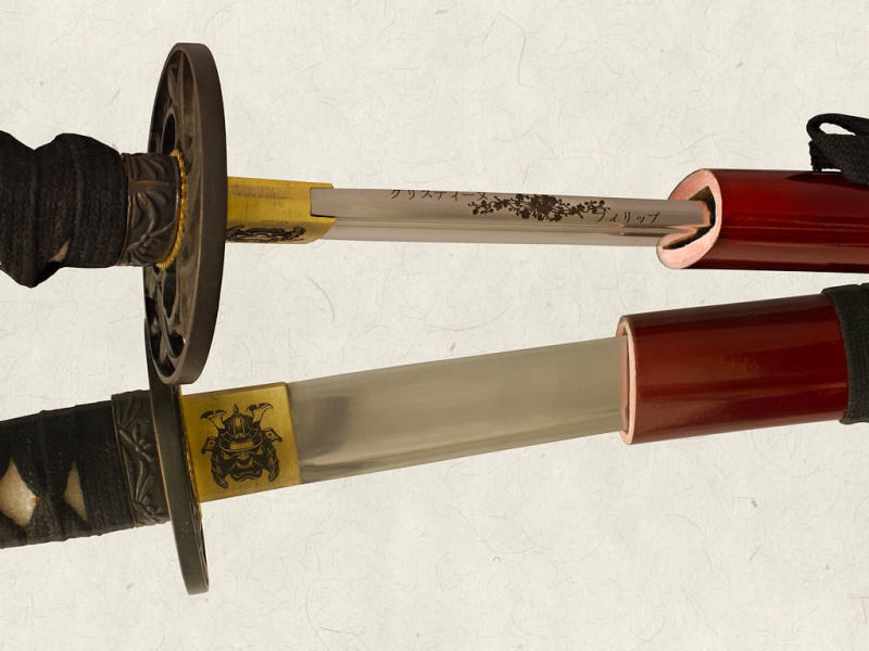 Gravure laser l'habaki et le mune (dos de la lame) d'un katana : kabuto (casque de samouraï) et branche de cerisier avec deux prénoms traduits en japonais #Terressens Gravure laser l'habaki et le mune (dos de la lame) d'un katana : kabuto (casque de samouraï) et branche de cerisier avec deux prénoms traduits en japonais #Terressens