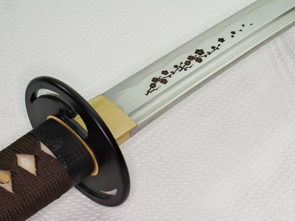 Gravure laser sur la lame d'un katana : branche de cerisier, un symbole majeur des samouraïs #Terressens Gravure laser sur la lame d'un katana : branche de cerisier, un symbole majeur des samouraïs #Terressens