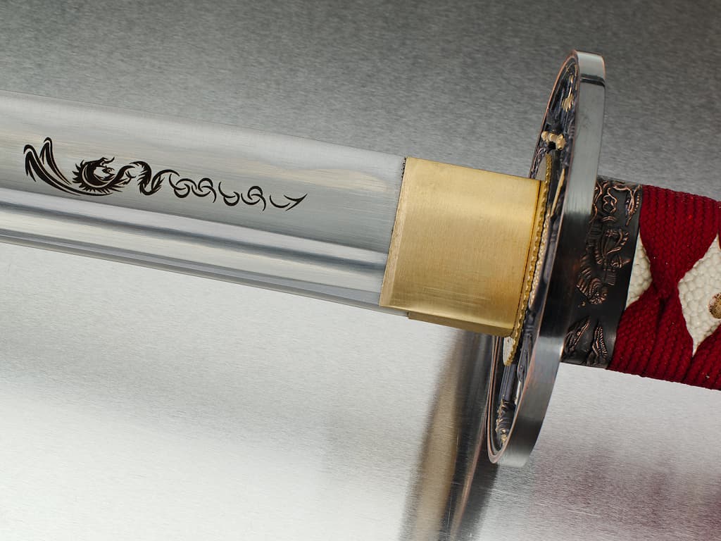 Gravure laser sur la lame d'un katana : dragon tribal #Terressens Gravure laser sur la lame d'un katana : dragon tribal #Terressens