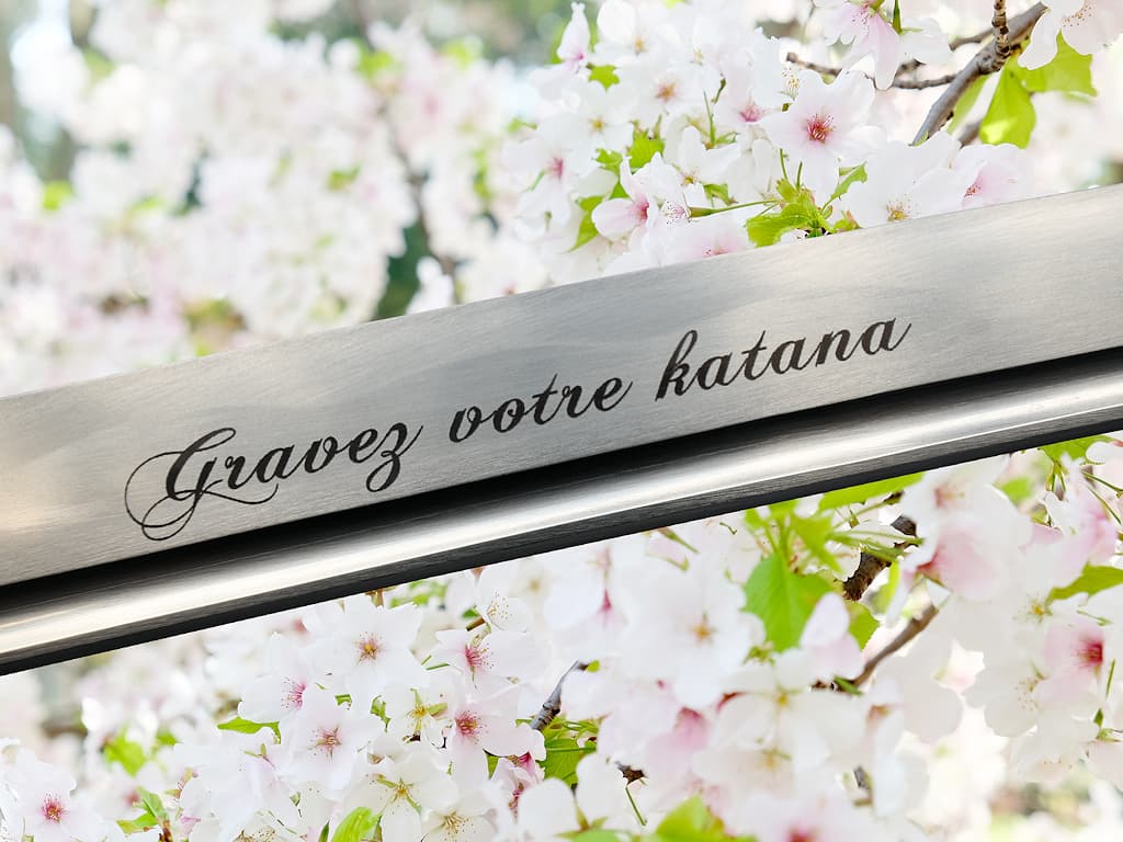 Gravure laser sur la lame d'un katana : phrase « Gravrz votre katana » dans une jolie police de carcatères déliées #Terressens Gravure laser sur la lame d'un katana : phrase « Gravrz votre katana » dans une jolie police de carcatères déliées #Terressens