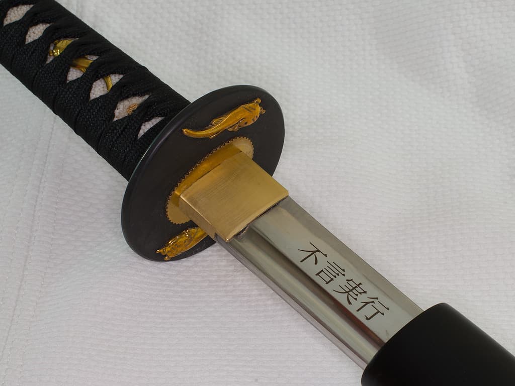 Gravure laser sur la lame d'un katana : phrase en japonais « parler peu, mais agir » #Terressens Gravure laser sur la lame d'un katana : phrase en japonais « parler peu, mais agir » #Terressens